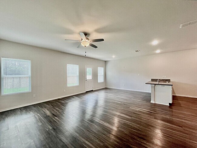 Building Photo - 202 S Rainbow Dr