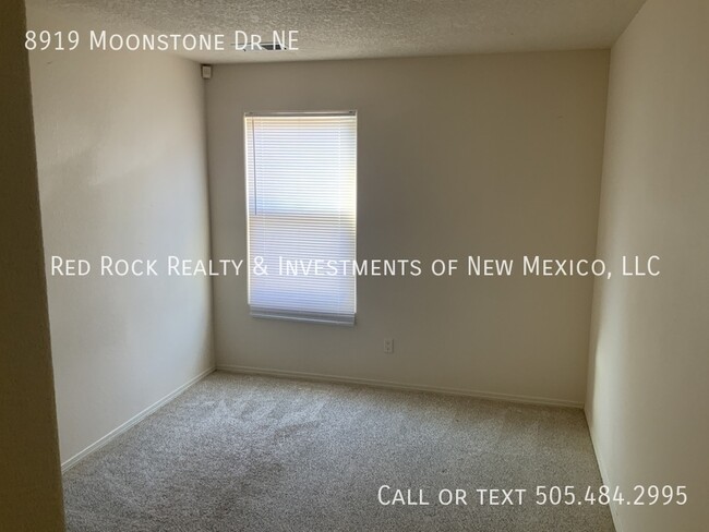 Building Photo - 3 Bedroom in La Cueva with EV Charger!!