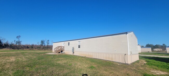 Building Photo - Mobile home in Country Setting