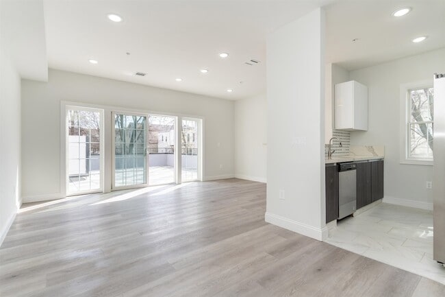 Building Photo - 144 Bergen Ave