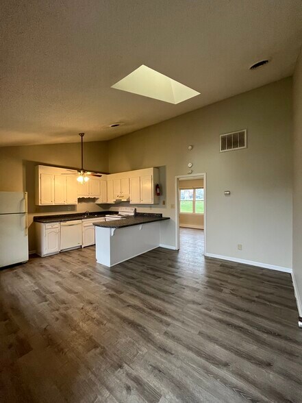 Building Photo - 711 Church St