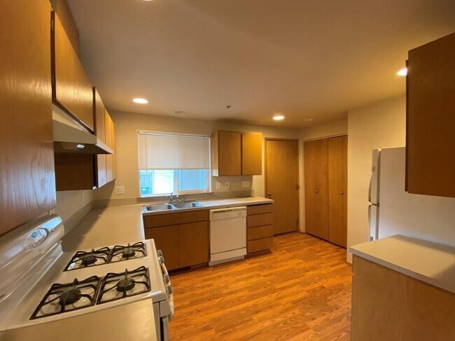 Building Photo - 2367 McDonald Ave