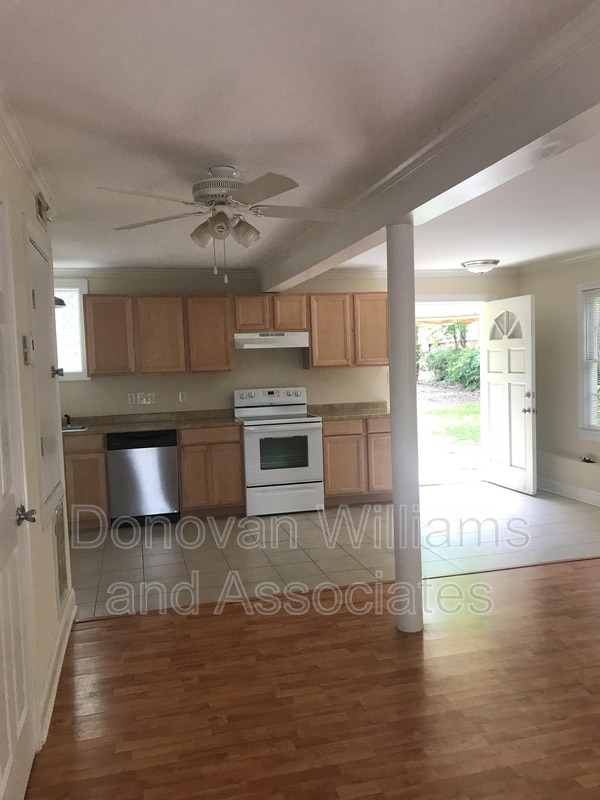 Building Photo - 1529 Thomas Ave