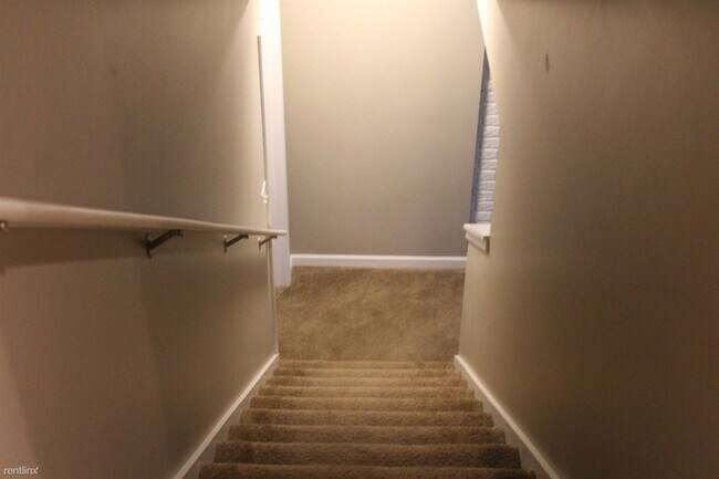 Building Photo - 3 br, 2.5 bath Duplex - 418 N Saginaw Rd