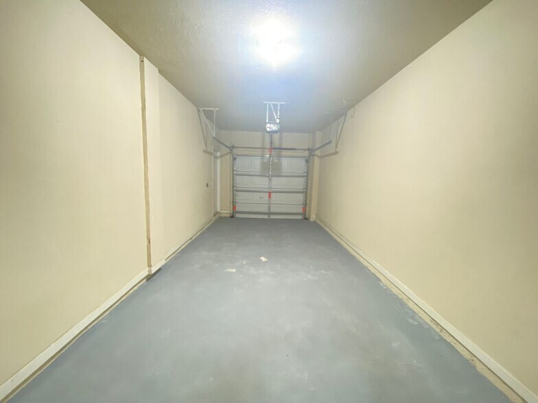 Building Photo - Stunning one bedroom, one bath luxury cond...