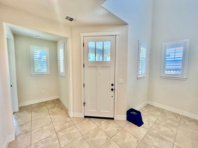 Building Photo - Application Pending! Lovely 4 bedroom 2.5 ...