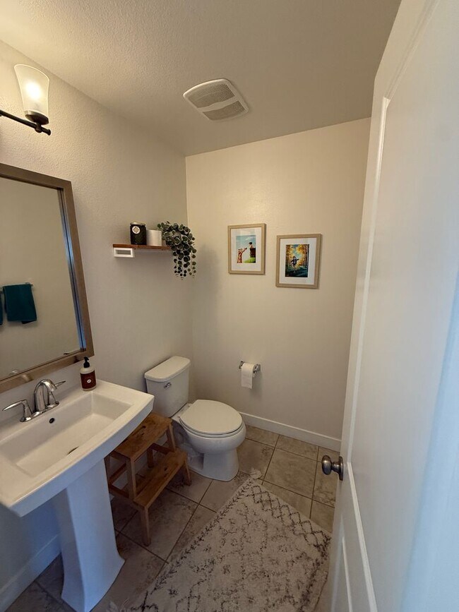 Building Photo - 3 Bedroom 2 Bath Unit