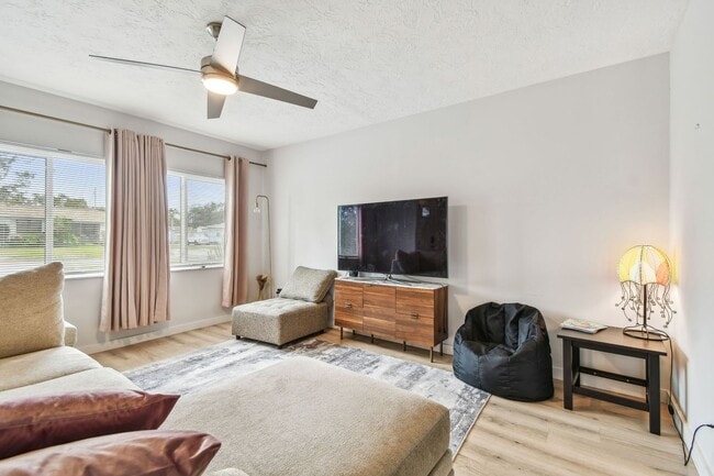 Building Photo - 2 Bedroom 2bathroom with Bonus Room in St....