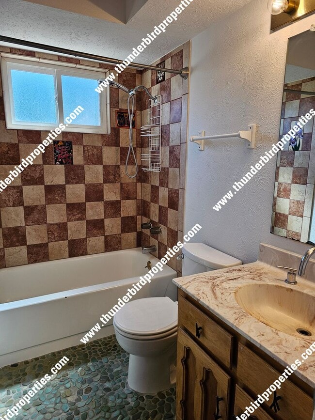 Building Photo - 3 bedroom, 2 baths  with great backyard oa...