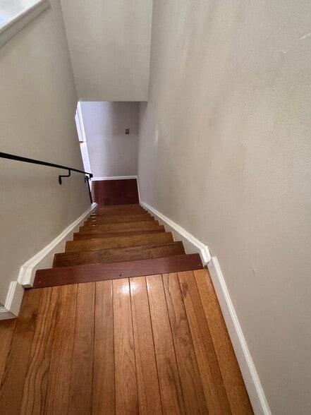 Building Photo - 489 Madison Dr