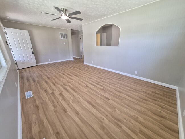 Building Photo - 464 Carol Dr