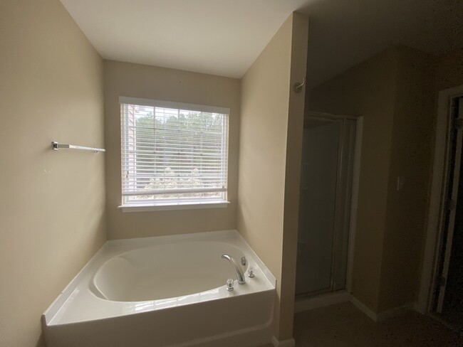 Building Photo - 7 Water Garden Way
