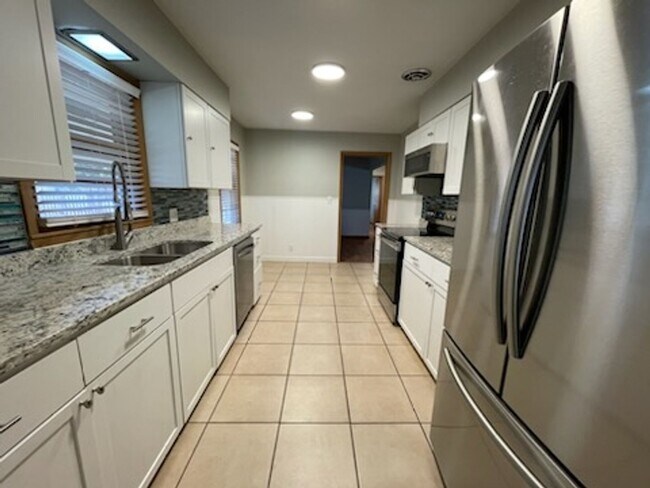 Building Photo - GREAT LOCATION!! Close to Mercy Hospital!
