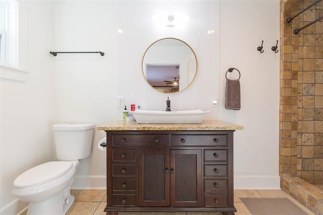 Building Photo - 917 E Broad St