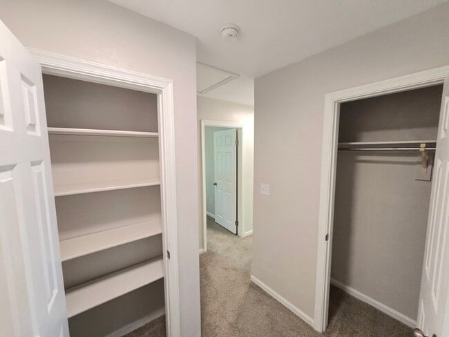 Building Photo - 3 BEDROOM END UNIT TOWNHOUSE FOR RENT IN V...