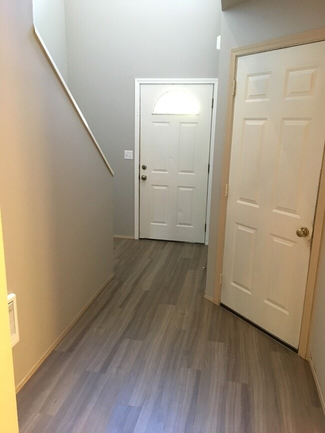 Building Photo - Orting 3bdr 1.5 bath Townhouse w/ garage