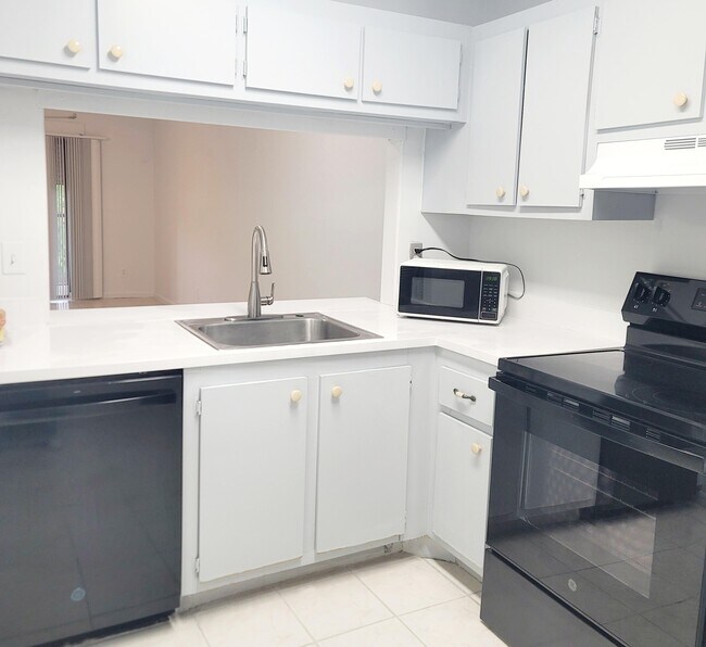 Building Photo - 15702 E Waterside Cir