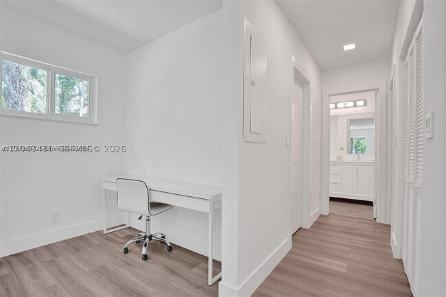 Building Photo - 630 NE 52nd St