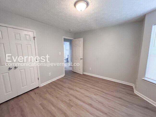 Building Photo - 3 Bed, 2 Bath Home with Garage / Pet-Friendly / Available Now!