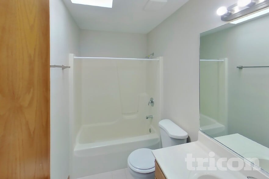 Building Photo - 5004 Lake Dawnwood Dr