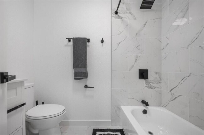 Building Photo - 6413 Chimney Creek Cir
