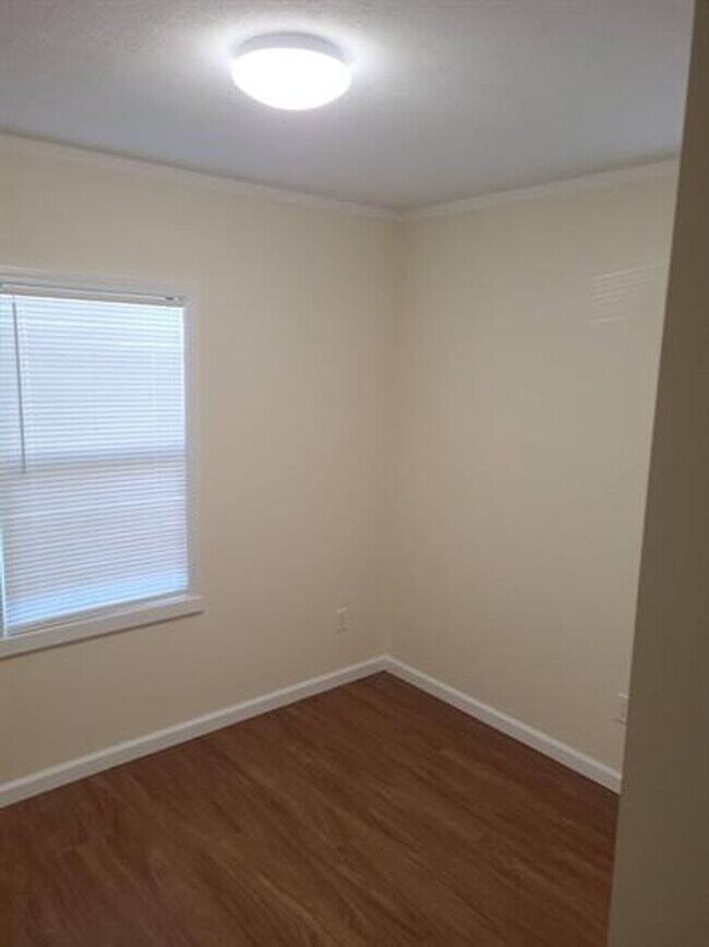 Building Photo - 1538 Longfield Ave