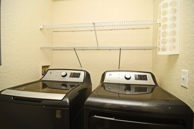 Building Photo - 2-bed 1-bath - Gated - Pool - Condo - Laun...