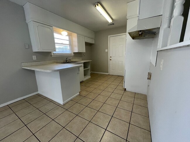 Building Photo - Cozy 3 bed 1 bath with quick access to Loop & I27!