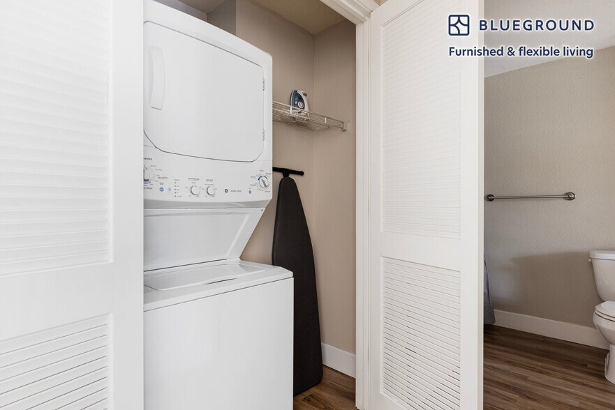 Building Photo - 545 San Antonio Rd