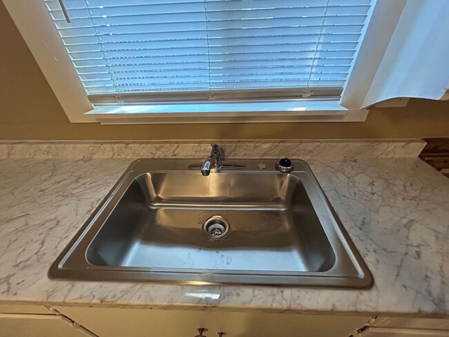 Building Photo - MOVE IN SPECIAL- $500 OFF OF THE 1ST MONTHS RENT-3 bedroom 2 bath with bonus storage room next to...