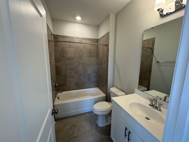 Building Photo - LIKE-NEW 4 Bed/4 Bath in N. Raleigh!