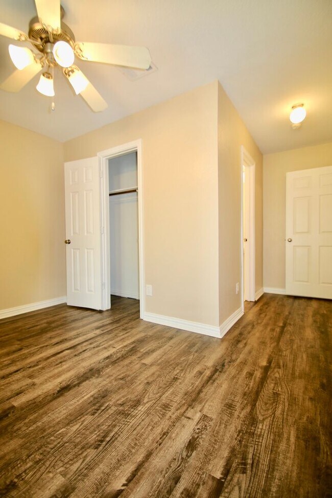 Building Photo - 3116-3118 S Cherry Ln