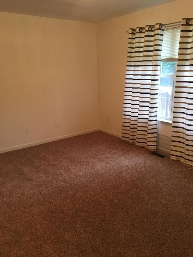 Building Photo - 3 Bedroom Hendersonville Ranch