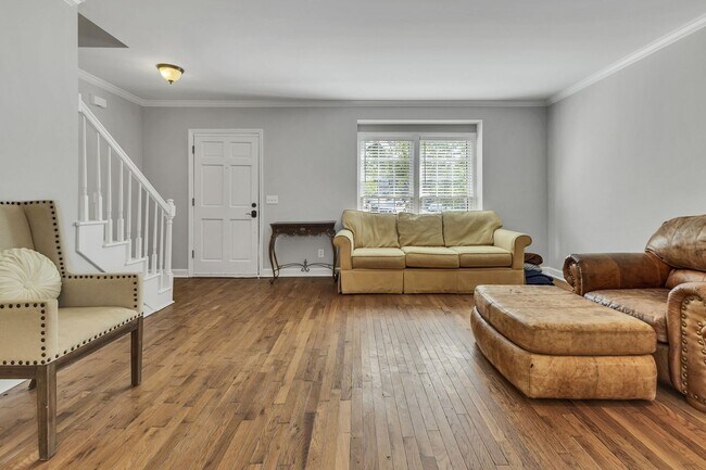 Building Photo - Amazing 2BE/2.5BA duplex in the heart of Belmont & Hillsboro Village!