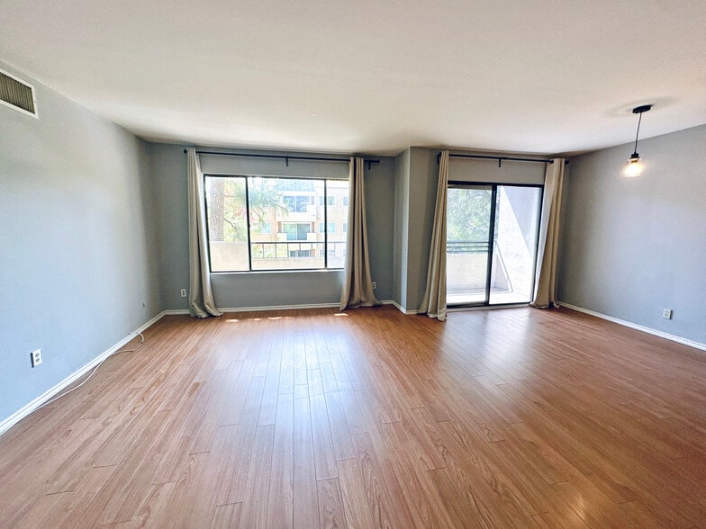 Building Photo - 700 Westmount Dr