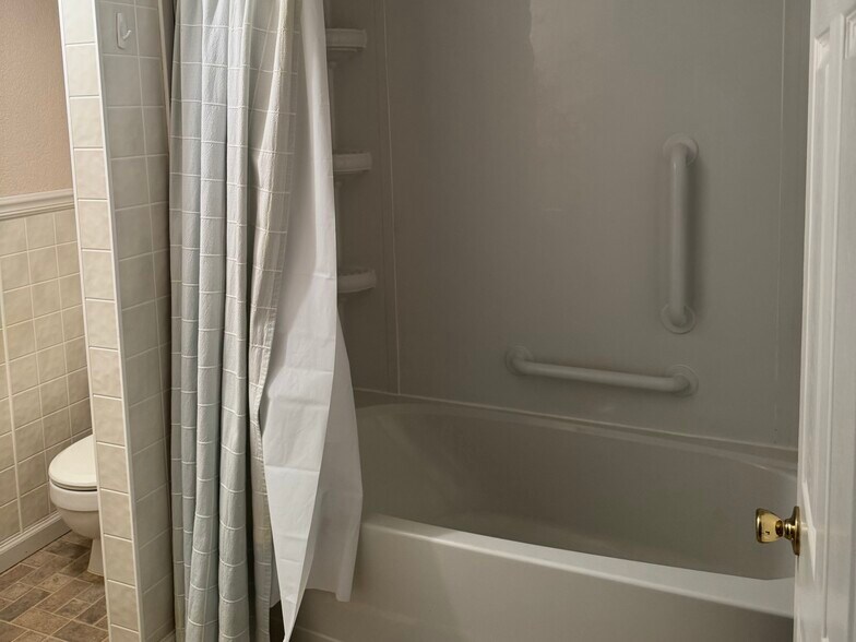 Basement full bath - 502 48th St