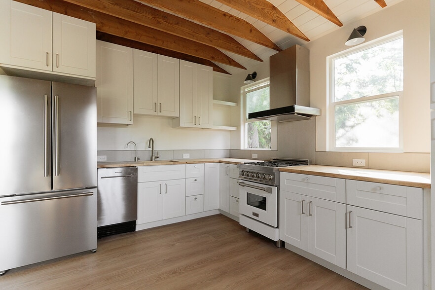 Building Photo - 2841 Los Feliz Dr