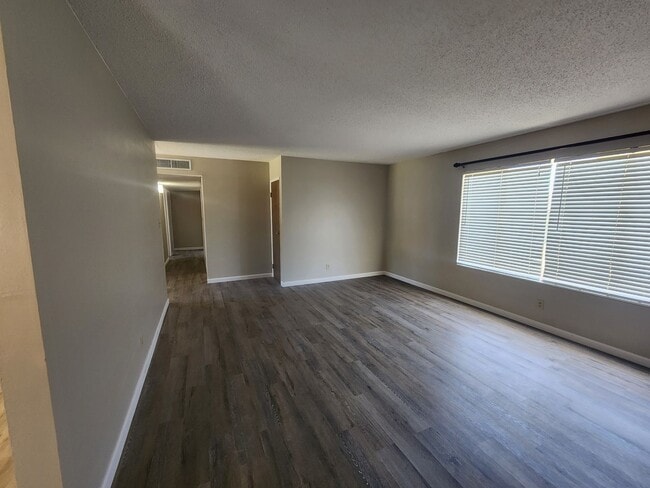 Building Photo - Beautiful Remodled, 3 Bedroom Home!