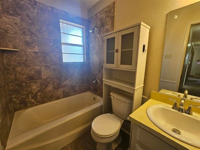 Building Photo - 1611 NW Black Mesa Dr