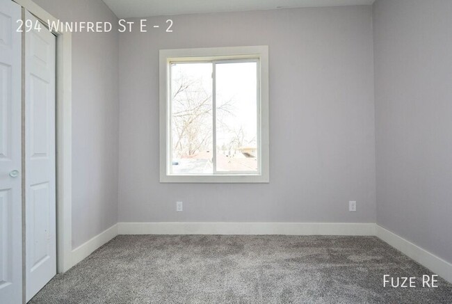 Building Photo - 294 Winifred St E