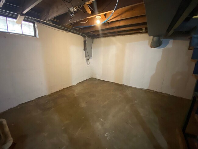 Building Photo - Private Charming Home