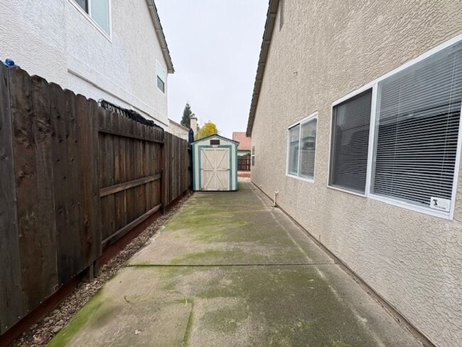 Building Photo - 3 bdrm + den in Woodcreek Oaks