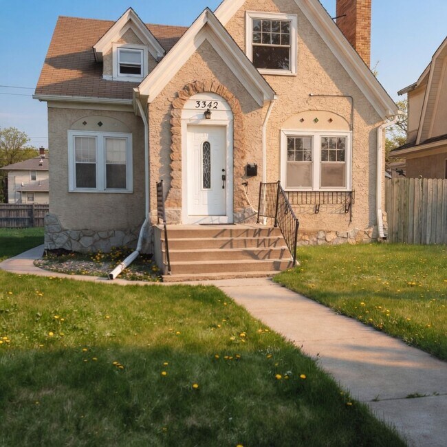 Building Photo - Updated 1 bedroom 1 bath, Upper Level Unit