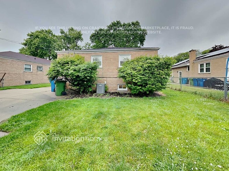 Building Photo - 10111 S 53rd Ave