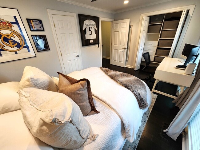 Building Photo - Location, location, location! Beautiful 2BR/1.5BA townhouse in West End Park!