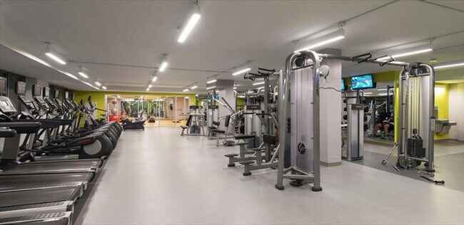 Building Photo - 399 E 34th St