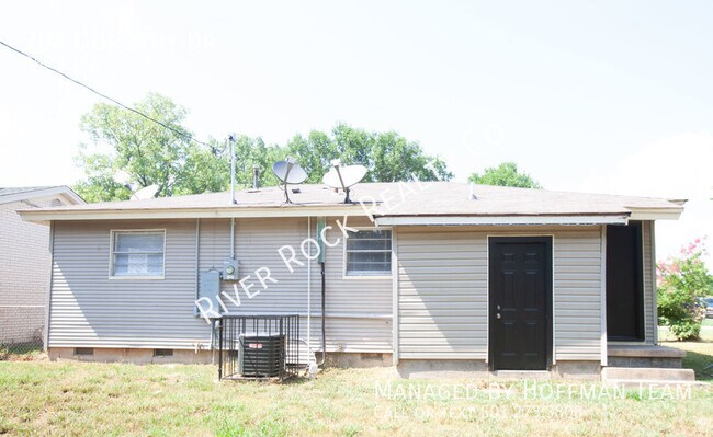 Building Photo - 708 Dorothy Dr