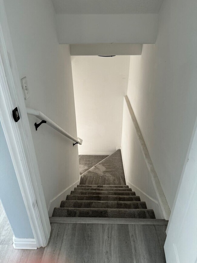 Building Photo - East Lehi Townhouse: Modern Luxury & Conve...