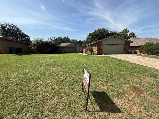 Building Photo - Charming and spacious with thoughtful updates! This 3 bed 2 bath feels new and trendy, schedule y...
