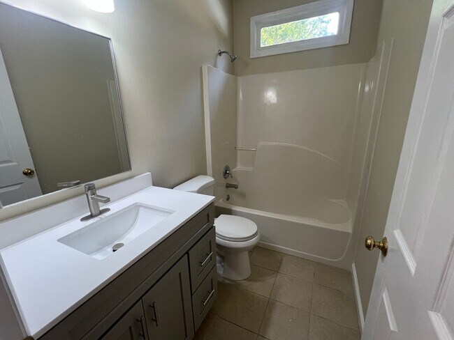 Building Photo - 123 Forest Green Dr